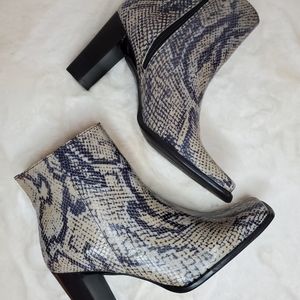 HILLARD & HANSON COBRA SNAKE ANKLE BOOT-Size 6 1/2
